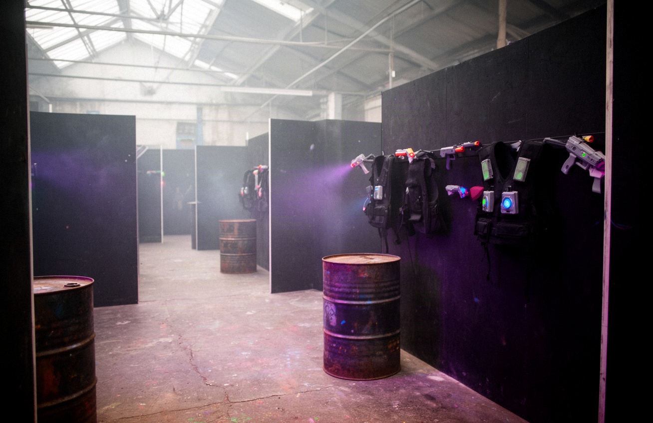 Laser tag: co to jest i czym różni się od paintballa